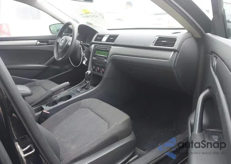 2013 Volkswagen Passat 2.5L S z USA, uszkodzony, nr VIN 1VWAH7A38DC147571